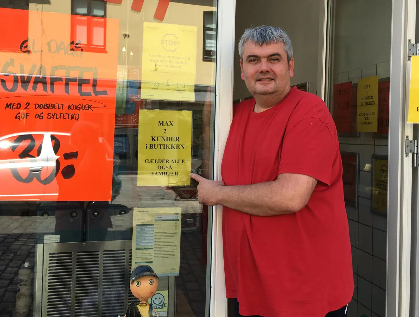 Jesper Pedersen foran sin butik i Faaborg.