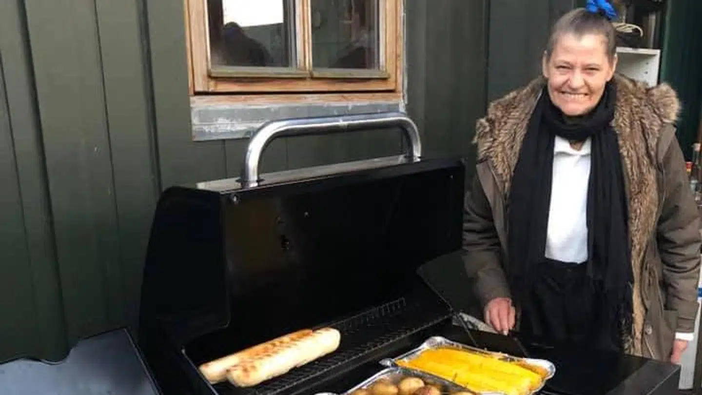Susan Palludan ved grillen i kolonihaveområdet ved den gamle Amagerbane.