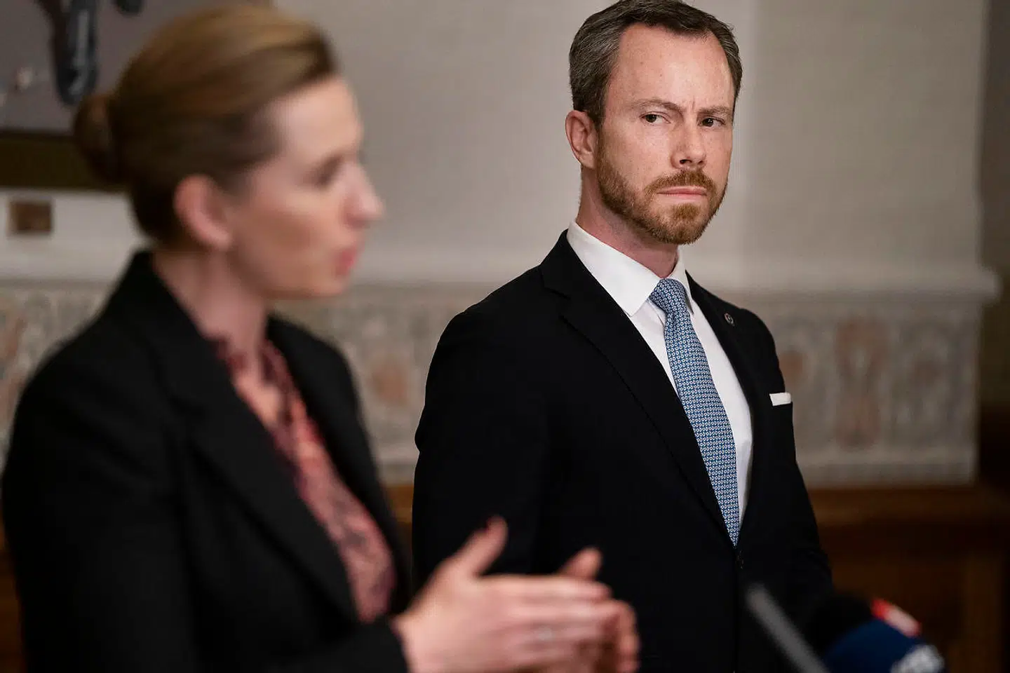 Venstres Jakob Ellemann-Jensen kommer ud fra forhandlinger på Christiansborg med statsminister Mette Frederiksen (S) om yderligere genåbning i fase 2, onsdag den 20. maj 2020. Årsagen til forhandlingerne er, at de danske tal for smittede med coronavirus er lavere end ventet.. (Foto: Claus Bech/Ritzau Scanpix)