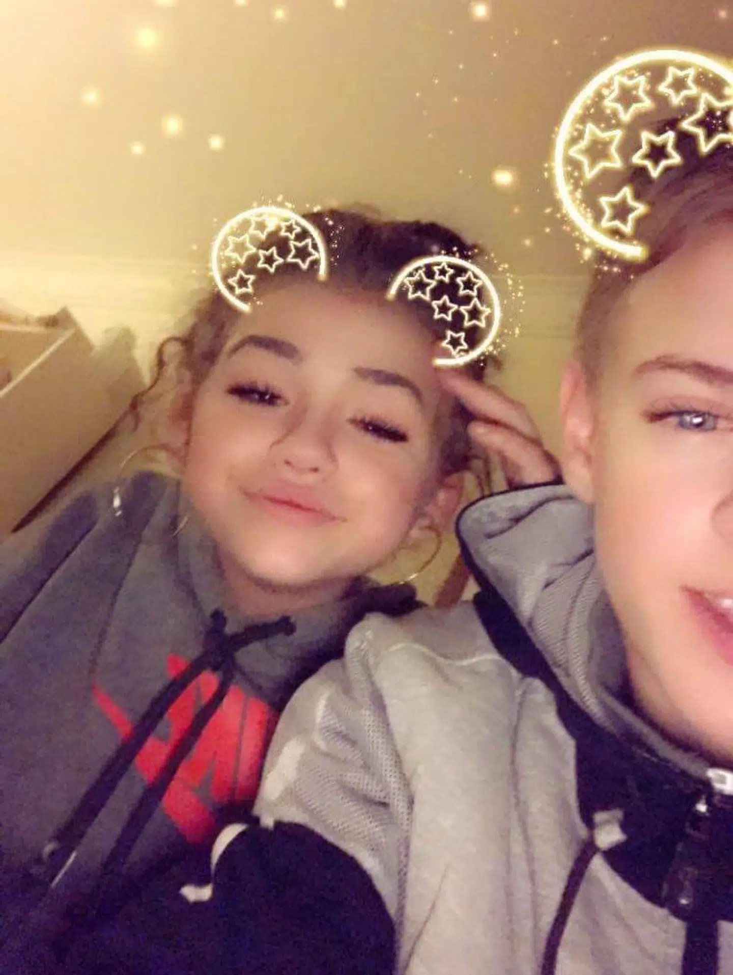 Liv og Marcus - her på Snapchat - var kærester, og de var stort set sammen hver eneste dag op til deres død. I dag ligger Marcus begravet på Vestre Kirkegård i København. Ved siden af Marcus' grav har Livs far fået opstillet en mindesten for Liv.