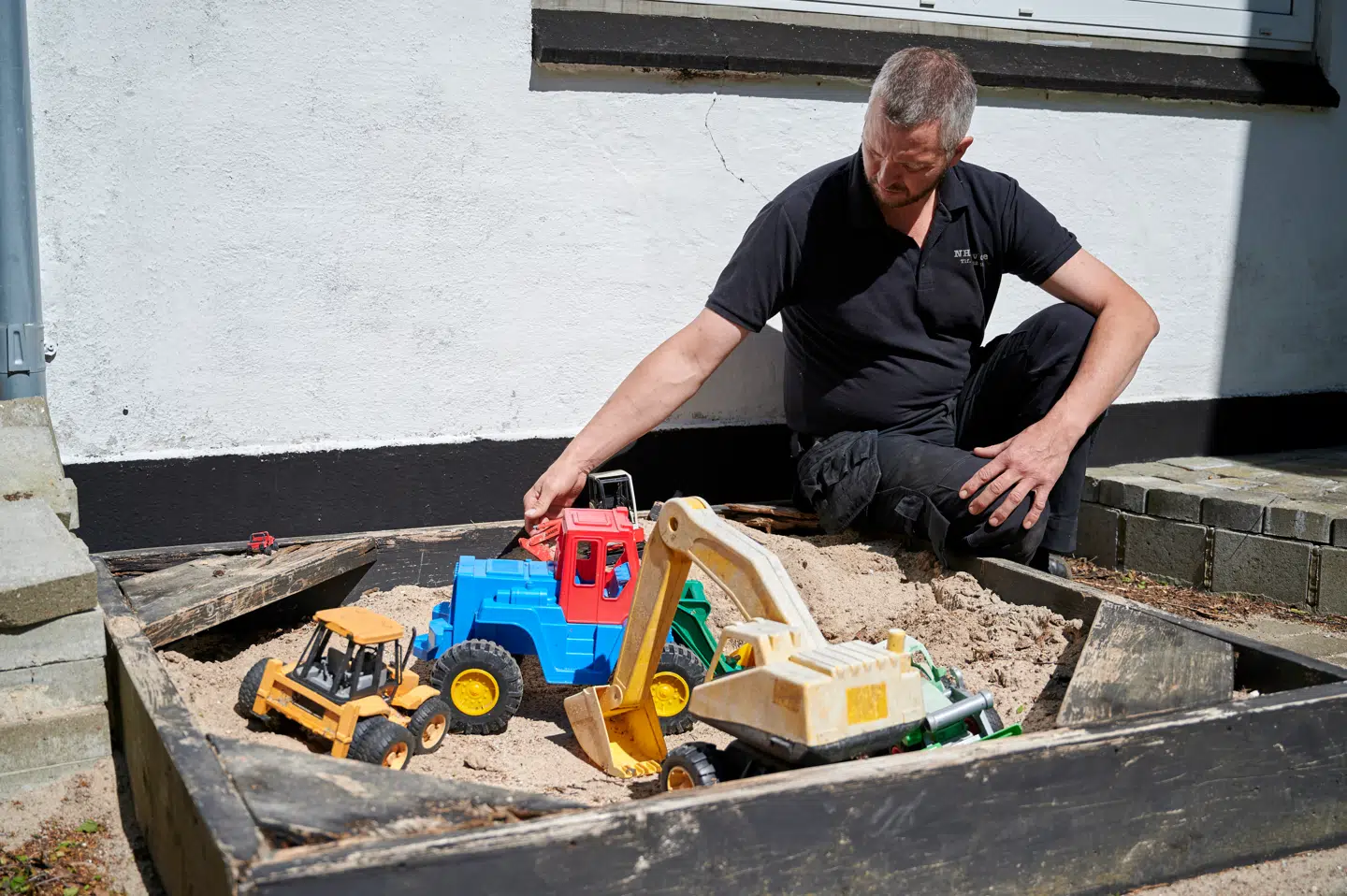 Nikolaj Hansen bor på en nedlagt landejendom, og han og Anders holder meget af at være udenfor på grunden sammen. Blandt andet i sandkassen, som Nikolaj har installeret. (Foto: Brian Bjeldbak/Byrd)
