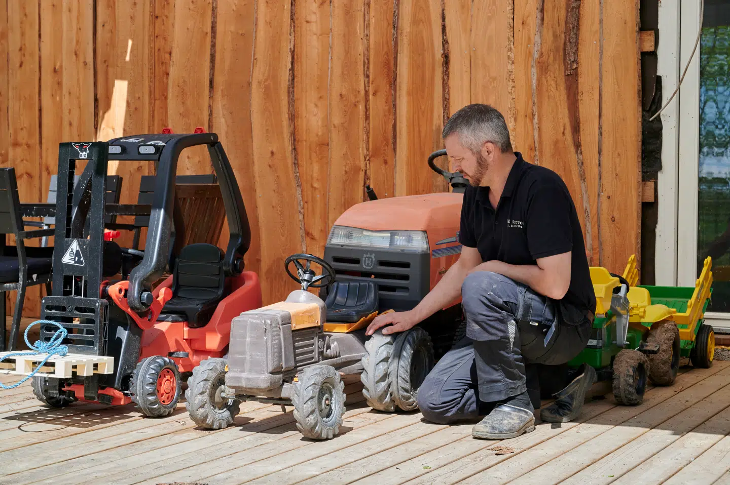 Anders er ifølge Nikolaj vild med at sidde på skødet af sin far, når han kører traktor på sin grund, men han har også sine egne legetøjstraktorer. (Foto: Brian Bjeldbak/Byrd)