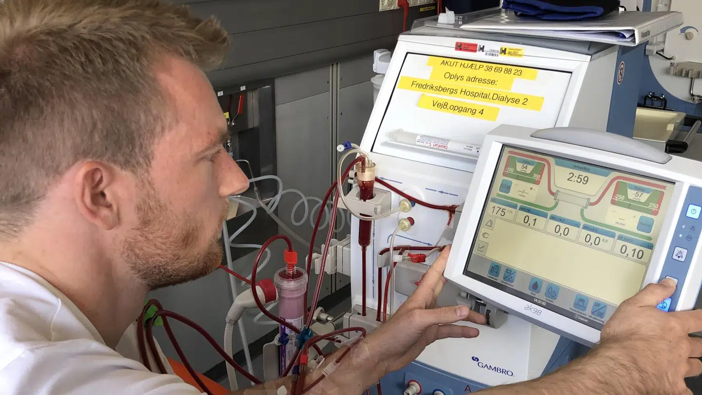 Alexander gør klar til dialyse, der varer tre timer. Foto: Privat.