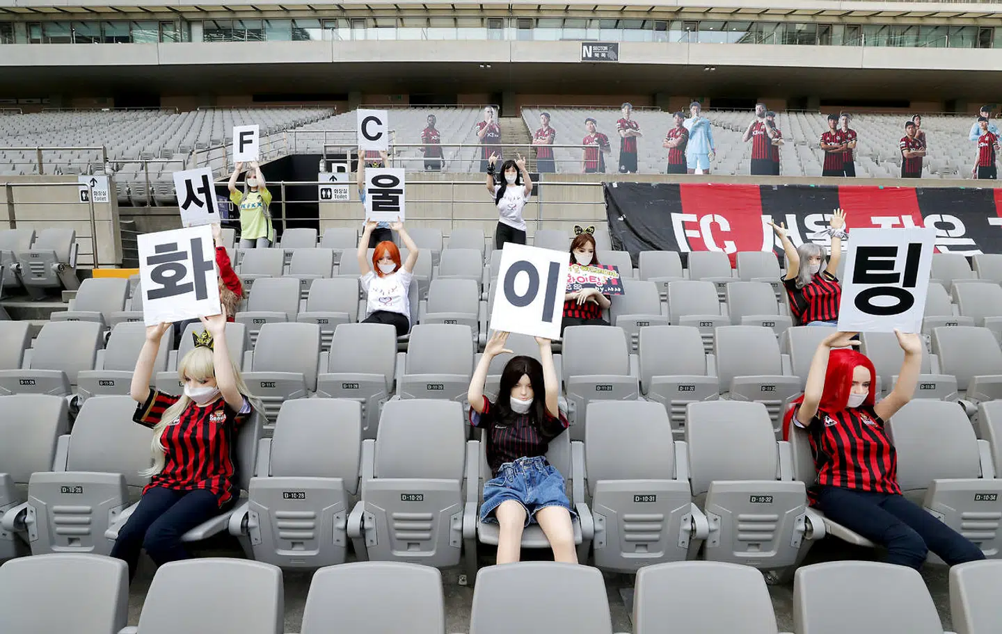 Mannequinner er placeret på tilskuerpladserne til kampen mellem FC Seoul og Gwangju FC i den sydkoreanske liga.