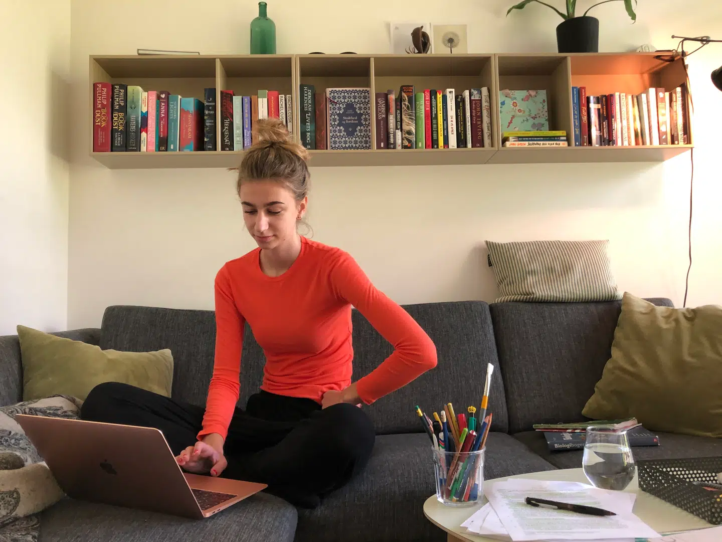 Nellie Marott Normann i sofaen, hvorfra hun har gået i skole de seneste 70 dage.