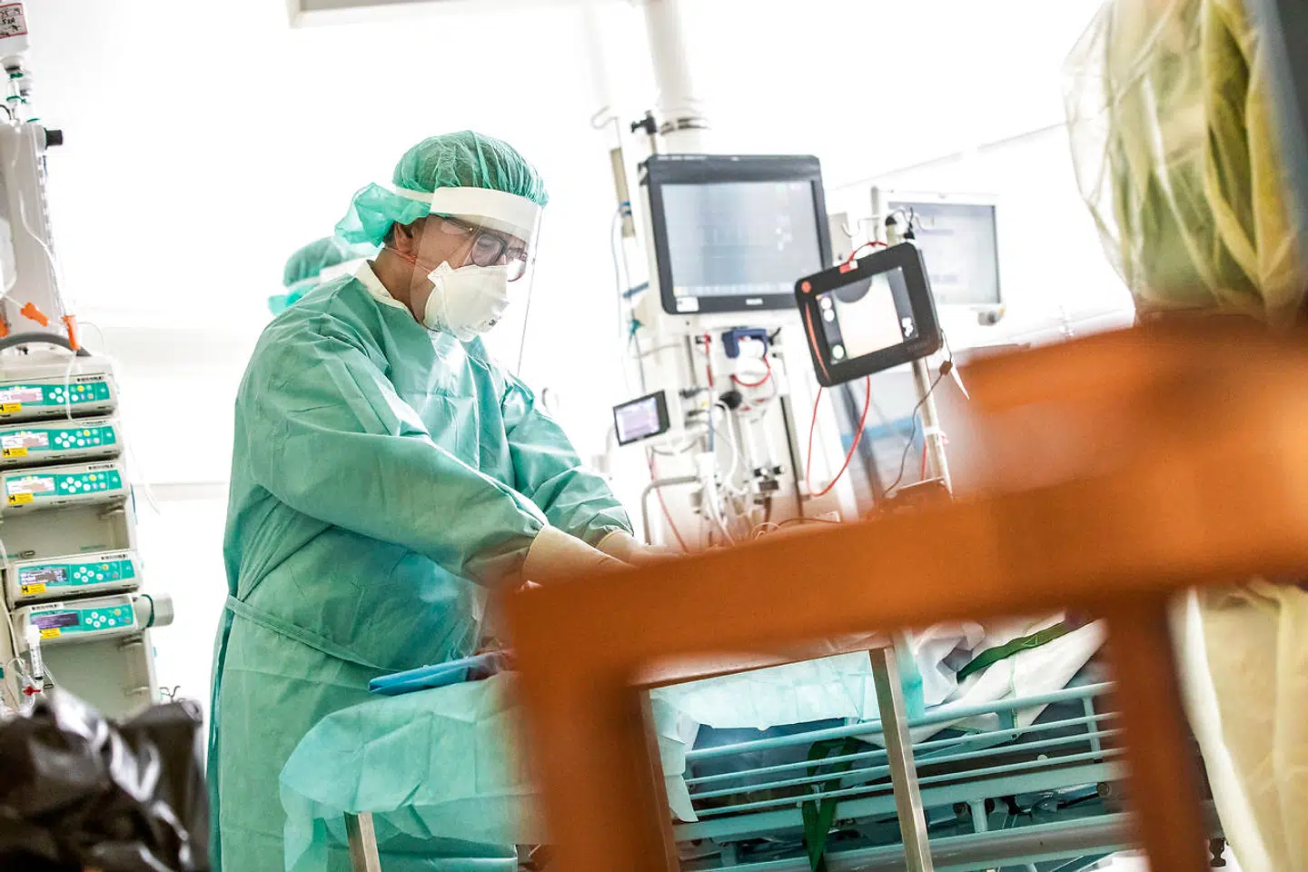 En patient med Covid-19 bliver opereret på Herlev Hospital i begyndelsen af maj 2020. Ritzau Scanpix.