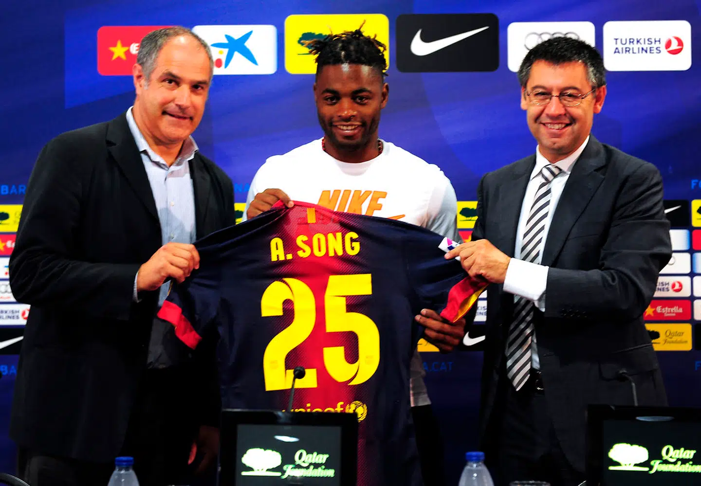 Alex Song (C) kom til FC Barcelona i august 2012.