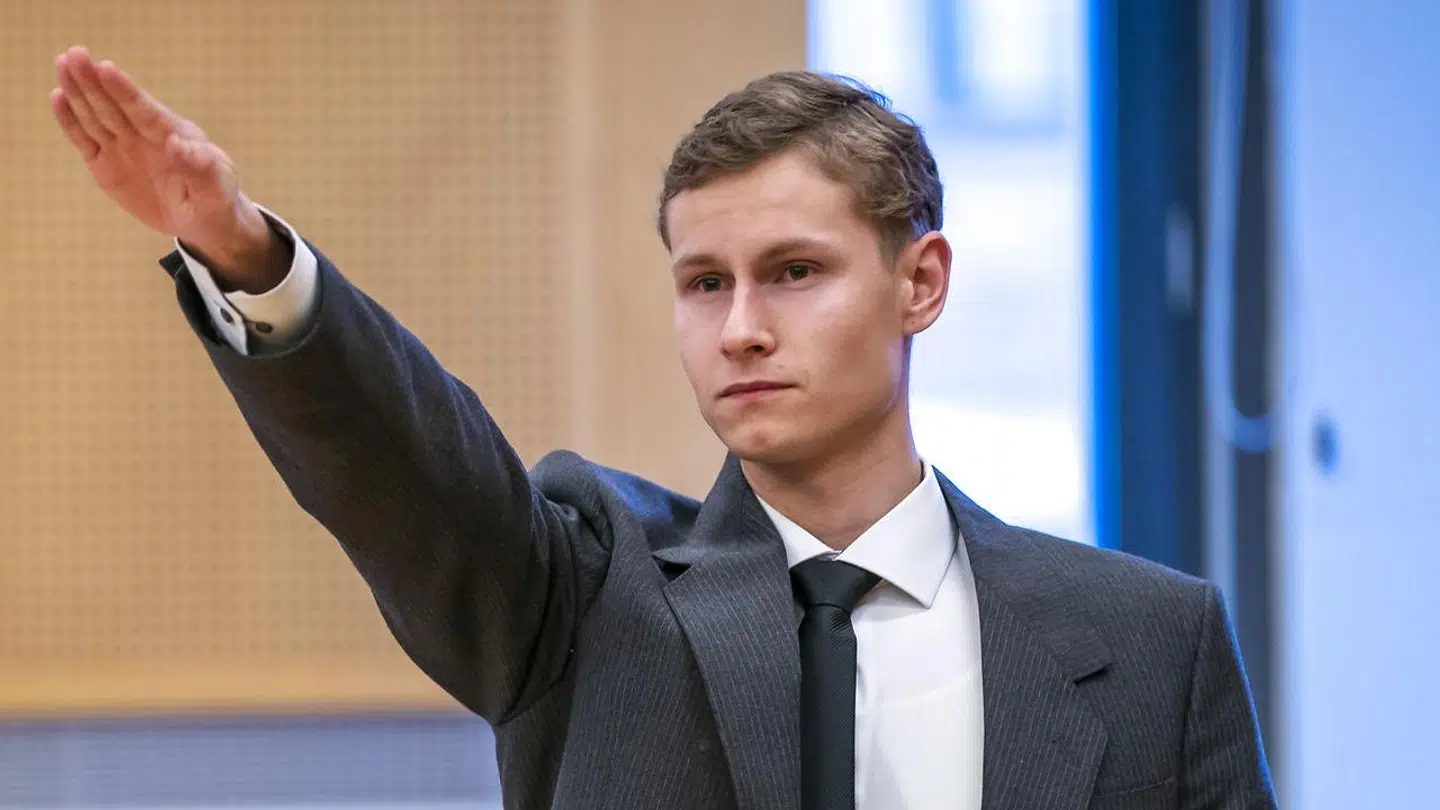 Philip Manshaus har ved flere lejligheder udtalt sig racistisk og nazistisk. I retten i efteråret heilede han desuden.