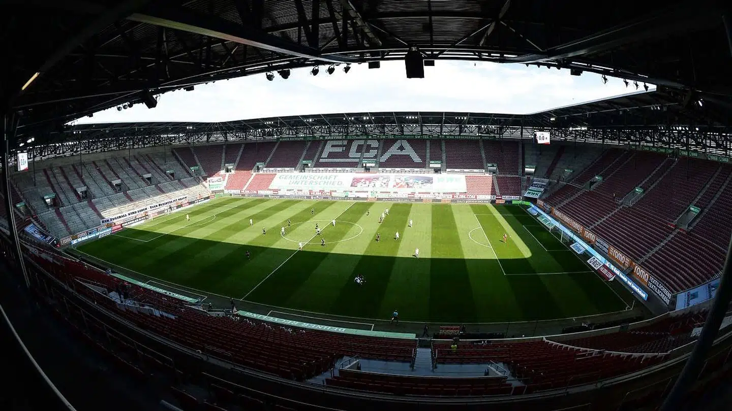 Sådan så det ud under lørdagens Bundesligakamp mellem FC Augsburg og VfL Wolfsburg. Lignende billeder kan risikere at danne rammen om den engelske Premier League i lang tid.