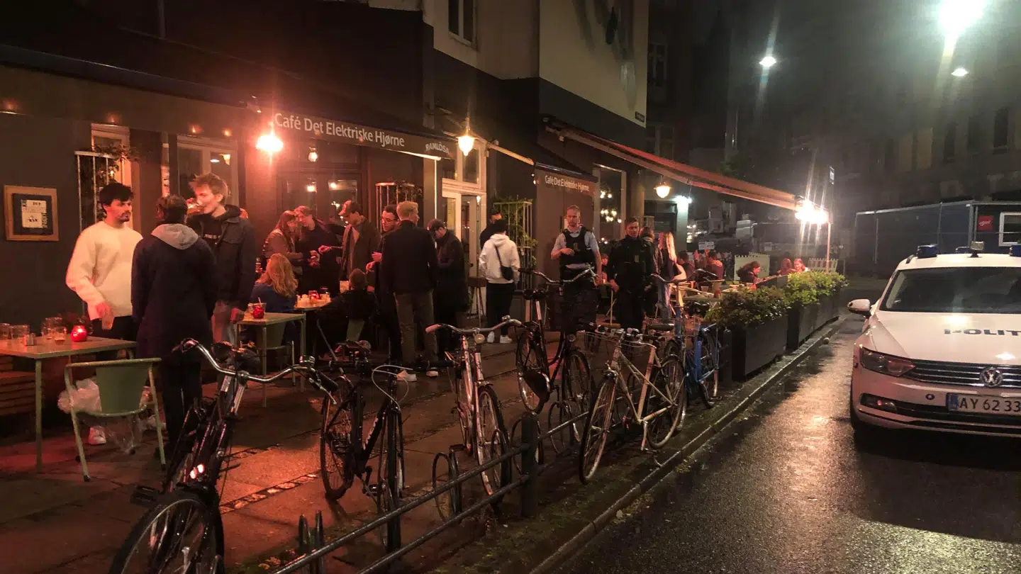 Et par politibetjente uden for Det Elektriske Hjørne i København. Cafeen fik besøg af politiet, men modtog ingen bøde.