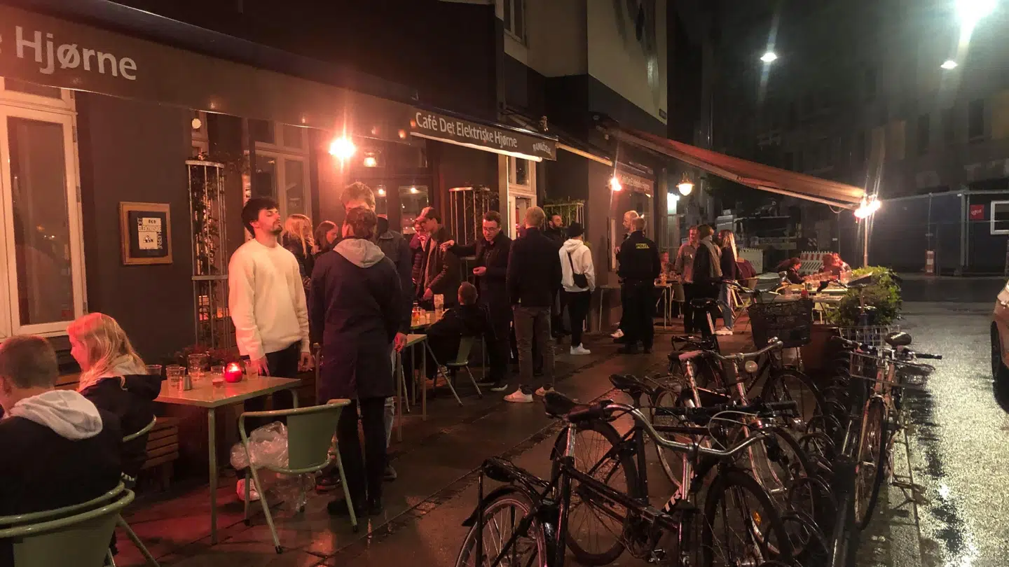 Adskillige personer var mandag aften at finde uden for cafeen Det Elektriske Hjørne i København.