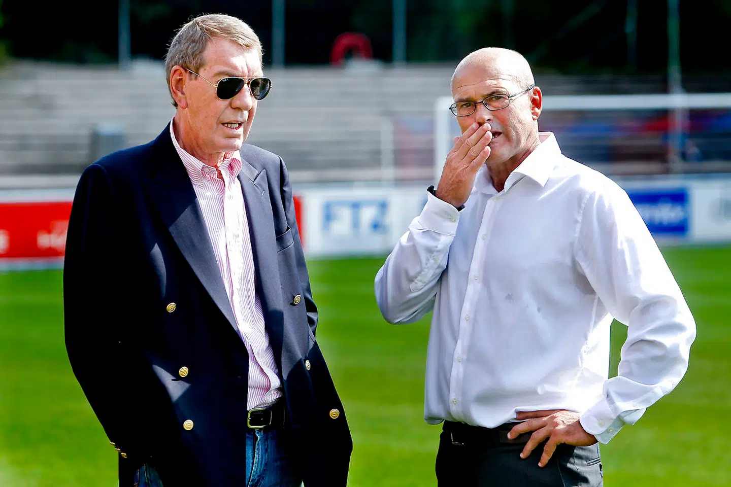 Kurt Andersen i samtale med cheftræner Ove Pedersen, der både var træner i AGF og FC Vestsjælland under bankmandens ledelse.