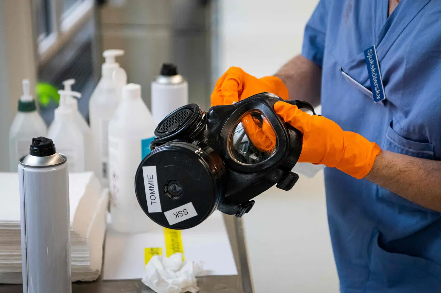 En maske rengøres og desinficeres på en intensivafdeling på Danderyd Hospital nær Stockholm. Den svenske sundhedssektor er under stigende pres for selvransagelse, efterhånden som der bliver offentliggjort flere detaljer om manglende beskyttelse af ældre under coronakrisen.