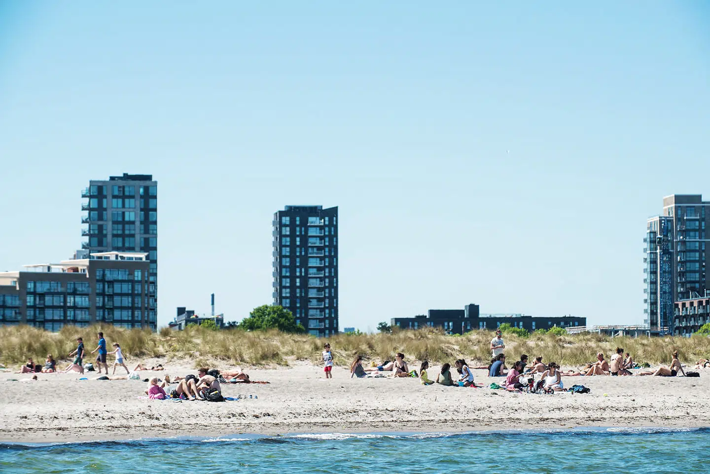 Billede fra Amager Strandpark en sommerdag. De kommende dage byder på sol og op til 21 graders varme. Og netop Amager Strandpark er et af stederne med særlig fokus fra politiets side. (Foto: Ida Marie Odgaard/Scanpix 2017)