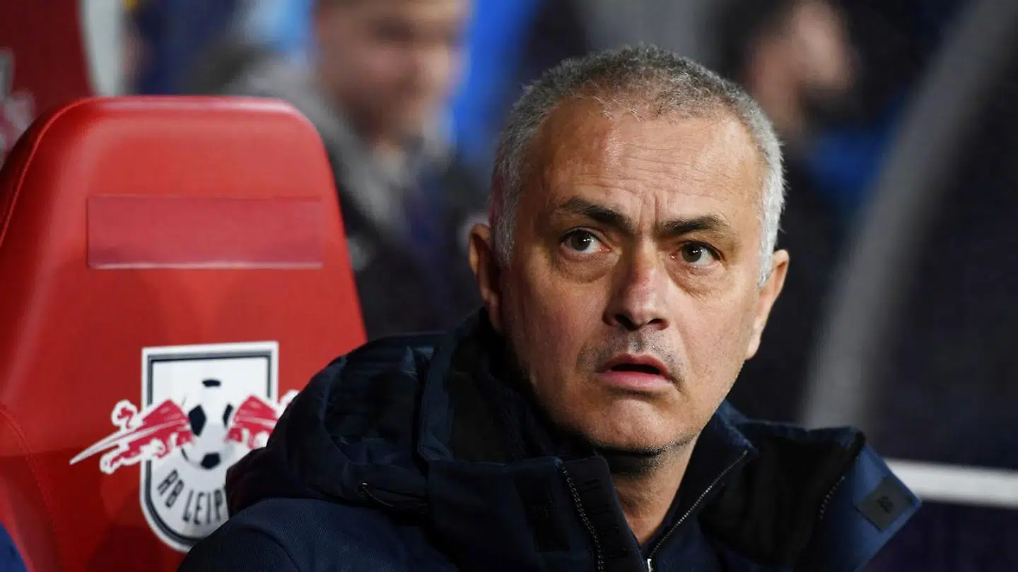 José Mourinho må fortsat kigge langt efter Premier League-bolden, der tidligst ruller igen 1. juni.