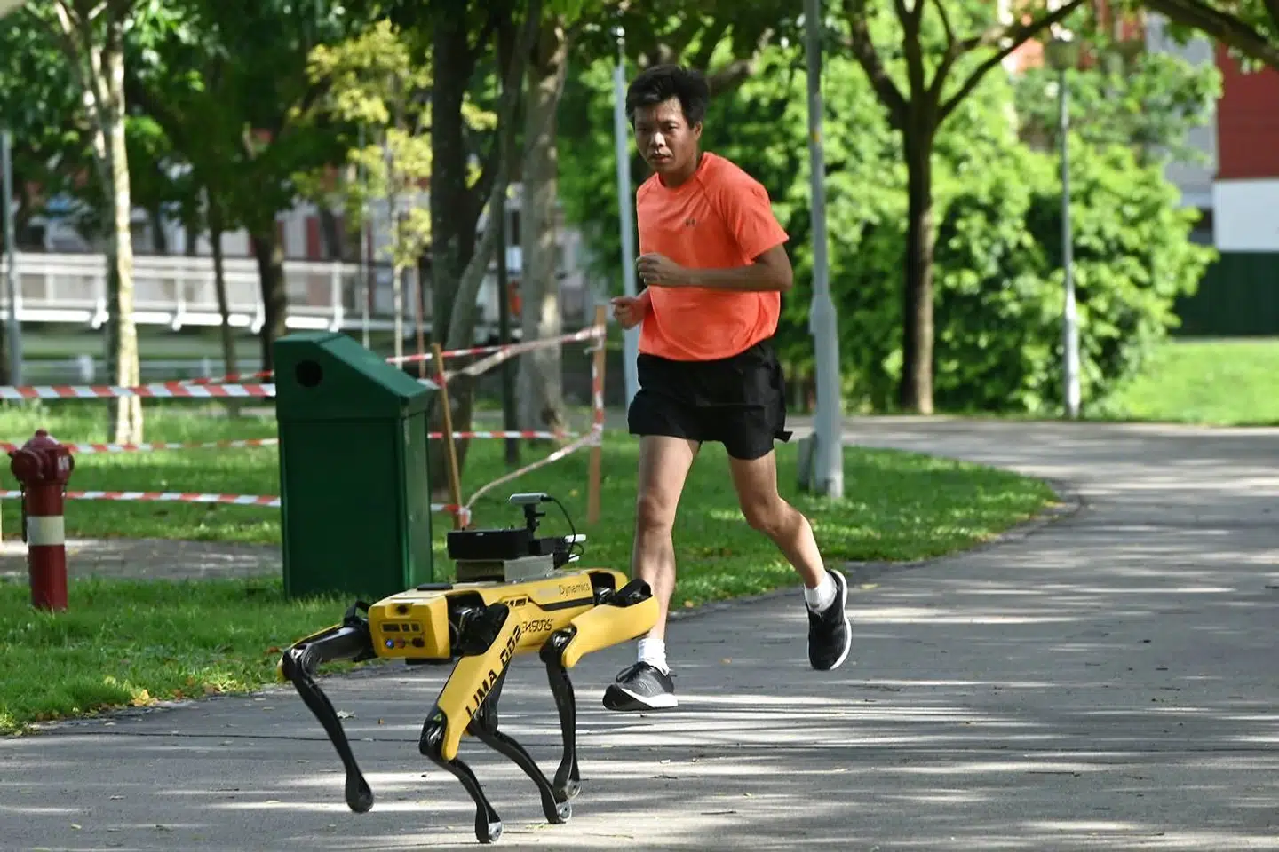 Den firbenede robothund Spot bevæger sig rundt i parkerne og afspiller en meddelesle om, at folk skal huske at holde afstand til hinanden. Robothunden bliver brugt i et forsøg i 14 dage.