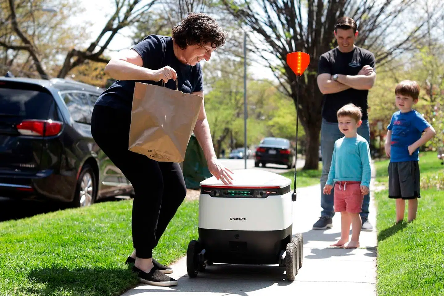 I Washington, USA, modtager en kunde sine fødevarer fra en robot, som det lokale madmarked bruger i samarbejde med et teknologifirma.,