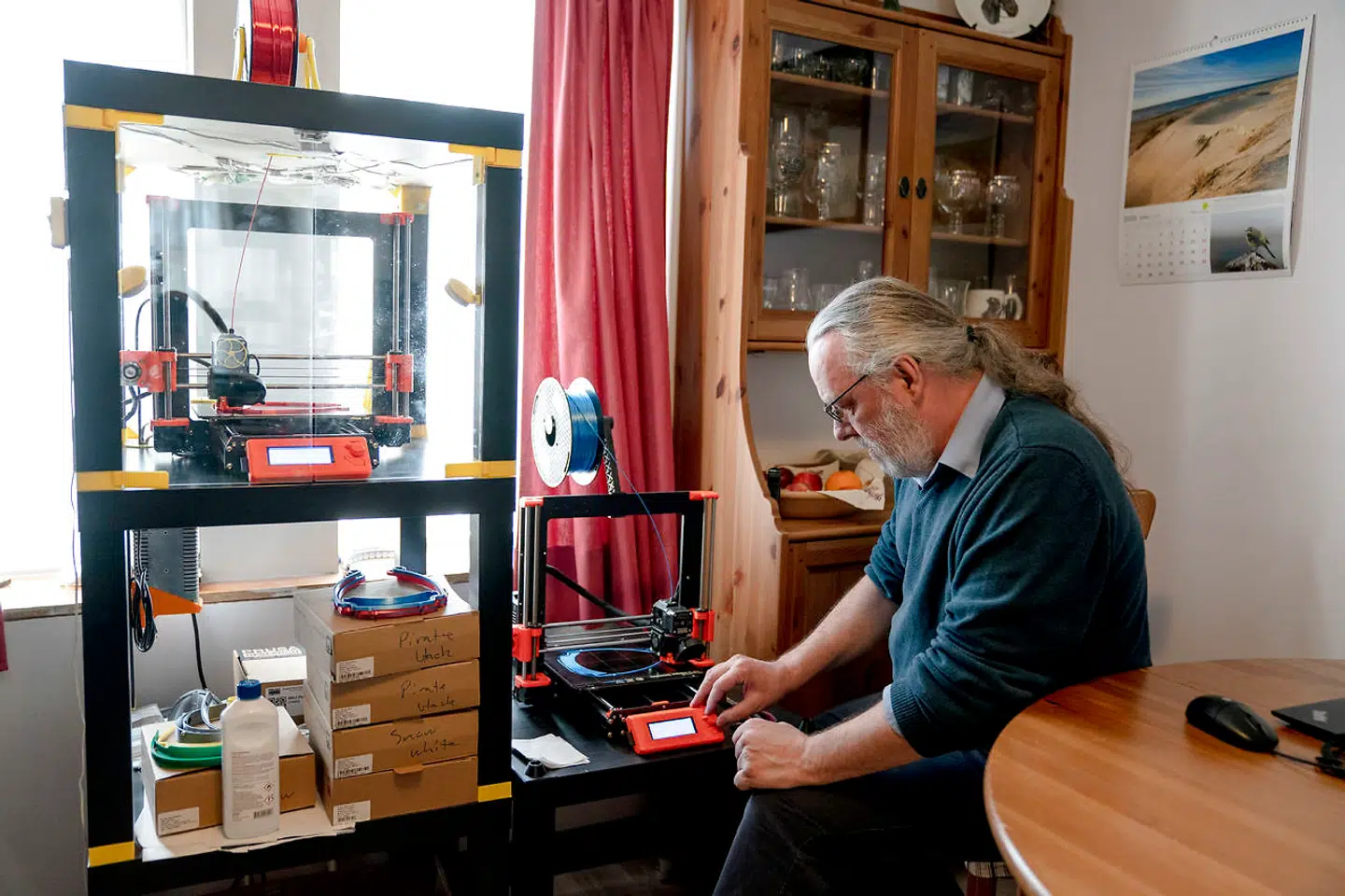 Under pandemien har plejehjemmene allerede fået hjælp fra teknologien. De mange visir, som personalet er afhængige af i deres daglige arbejde, bliver i stort omfang produceret af frivillige med 3D-printere.I Humlebæk sidder biblioteksmedarbejder Jørgen Holst-Rasmussen i disse dage og 3D-printer visir. Han kan gøre en forskel i sin kommune, der lige nu har brug for flere værnemidler i kampen mod corona.
