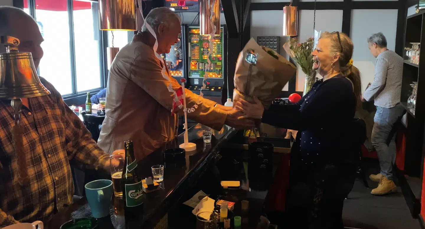 Hermod Bodega åbnede som sædvanligt klokken 9. Men i dag havde flere gæster gaver med til ejeren. (Foto: Mikkel Eskelund)