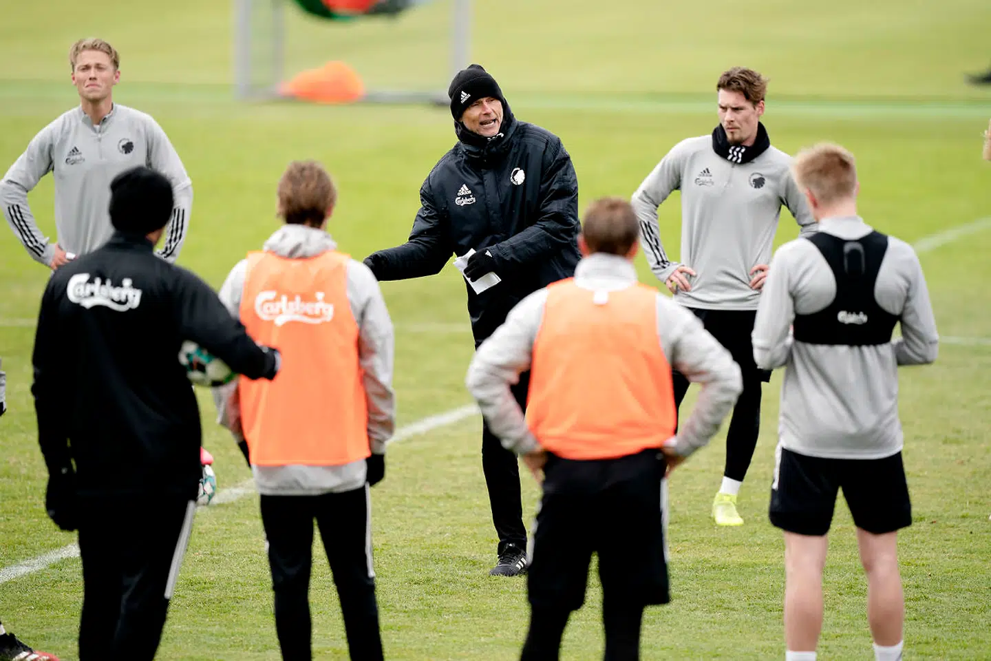 Ståle Solbakken taler med sine spillere under Superliga-klubben FC Københavns træning på Frederiksberg, fredag 15. maj 2020. Som et led i genåbningen af Danmark må professionel idræt starte op igen efter en lang coronapause.