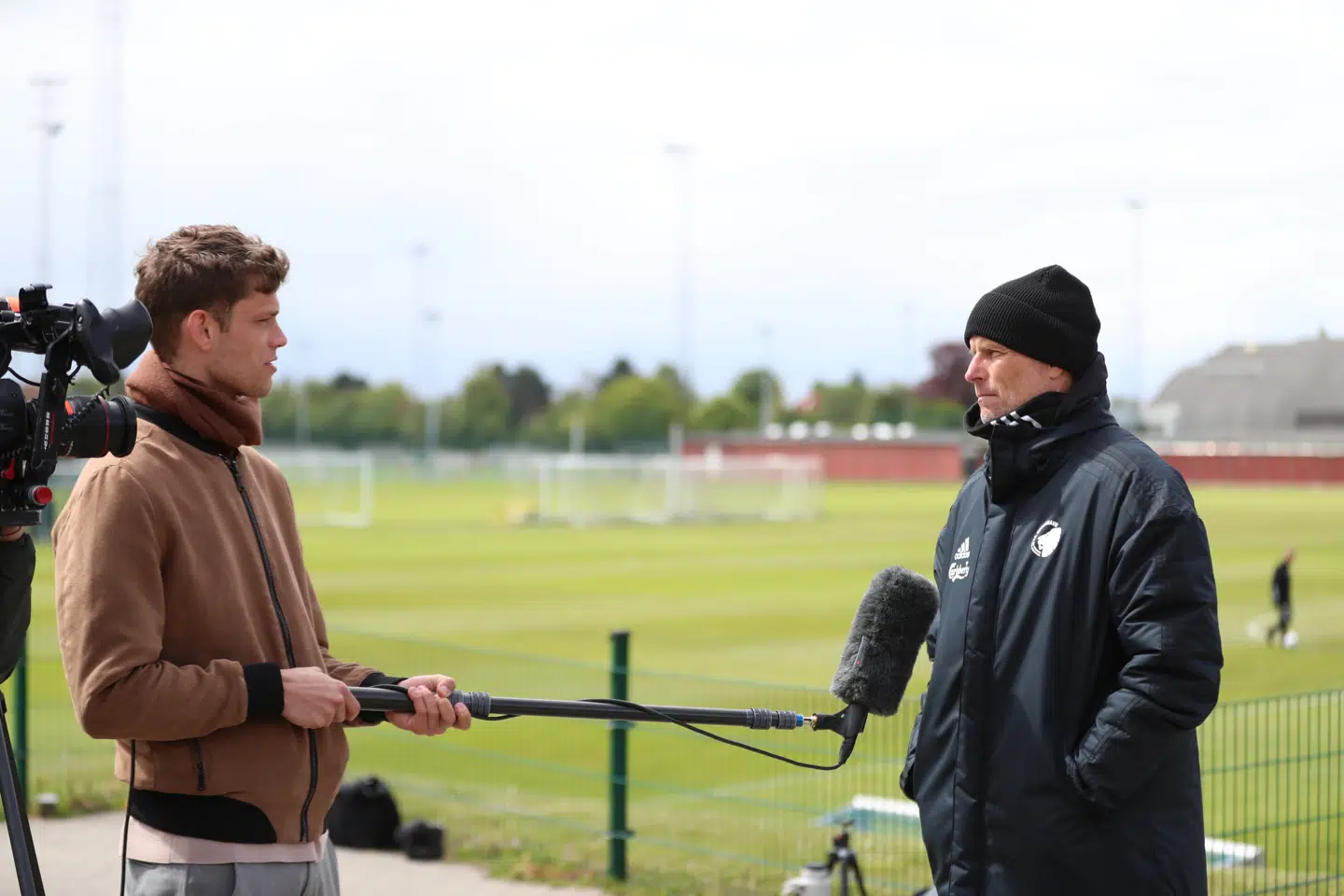 Ståle Solbakken interviewes efter FCK-træning fredag 15. maj.