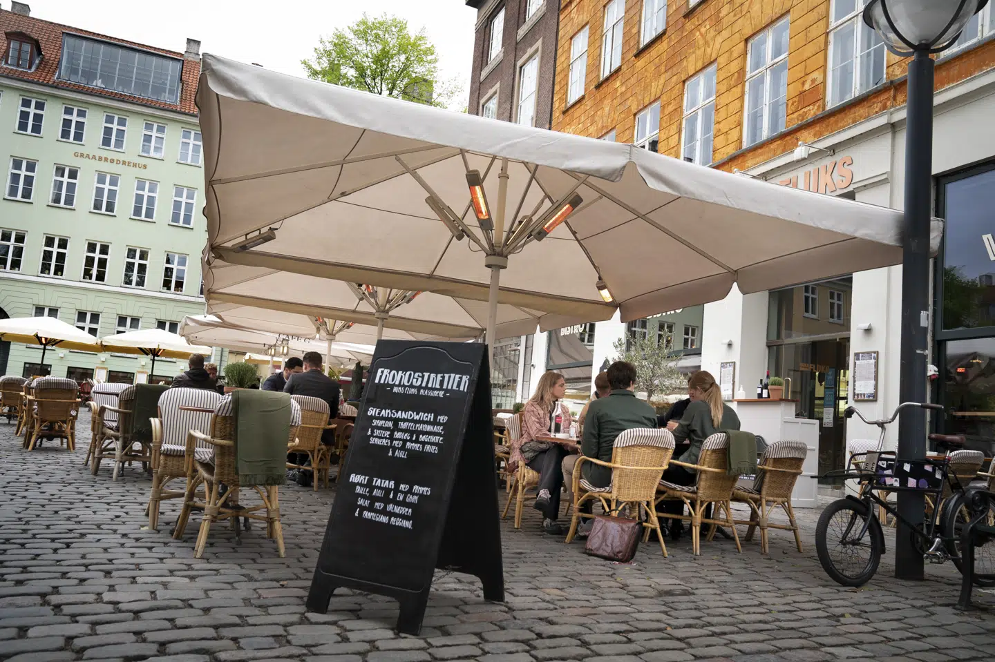 Flere kæder fortæller, at de har modtaget reservationer fra danskere, der gerne vil ud at spise efter to måneders nedlukning. Men det er svært at sige noget med sikkerhed om, hvordan det kommer til at blive i den kommende tid. (Arkivfoto) Liselotte Sabroe/Ritzau Scanpix