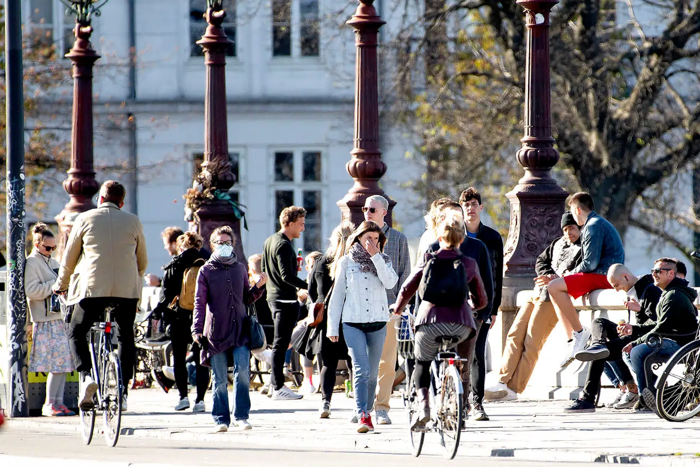 Det er blevet lidt mere normal hverdag, og solen skinner, så mange synes at glemme det med afstanden til hinanden, mandag den 20. april 2020 på Dronning Louises Bro.