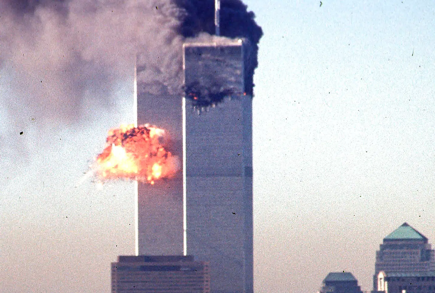 (ARKIV) This file photo taken on September 11, 2001 shows a hijacked commercial plane crashing into the World Trade Center in New York. The Twin Towers collapsed later on that day. September 11, 2016 marks the fifteenth anniversary of the event. Risikoen for at få kræft stiger for mennesker, der arbejdede eller boede tæt på World Trade Center i New York i tiden omkring terrorangrebet 11. september 2001. Det skriver Ritzau, mandag den 9. september 2019.. (Foto: SETH MCALLISTER/Ritzau Scanpix)