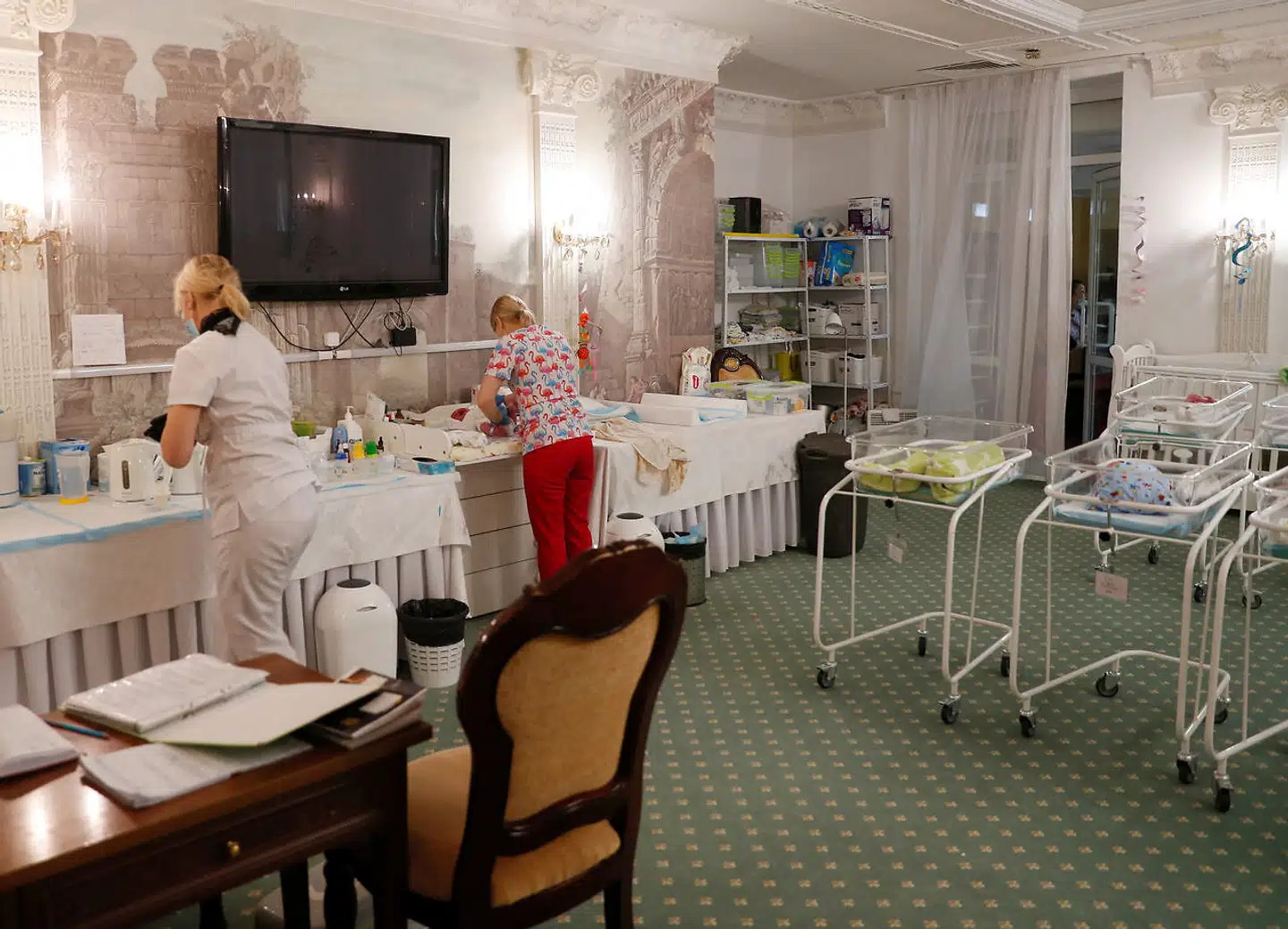 »Alle børnene får mad, der er tilstrækkeligt med ansatte til at se til dem, men der findes ingen erstatning for forældrelig omsorg,« siger klinikkens direktør.