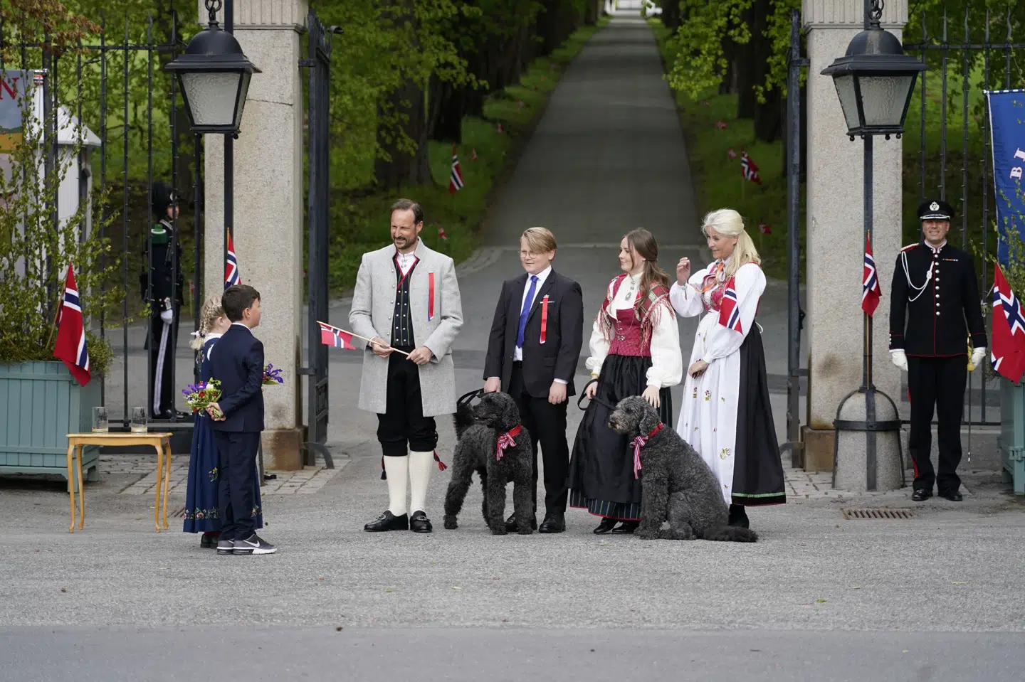 Kronprins Haakon, kronprinsesse Mette-Marit og deres to børn prinsesse Ingrid Alexandra og prins Sverre Magnus var med til at fejre Norges grundlovsdag den 17. maj. Selvom dagen er præget af coronapandemien, har det ikke forhindret nordmændene i at fejre deres nationaldag. Lise åserud/NTB scanpix/Ritzau Scanpix