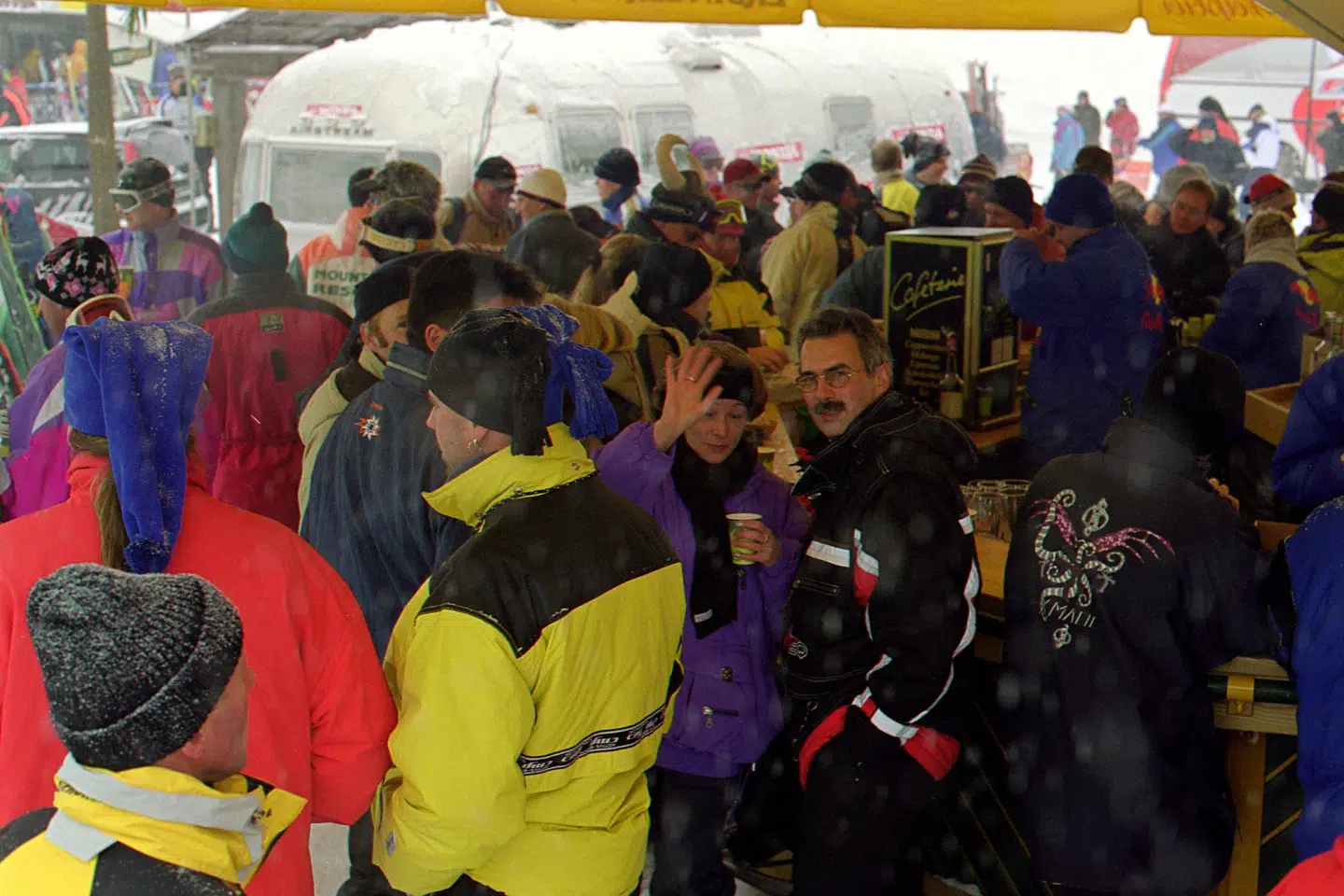 Den såkaldte afskiing, skiturister der frekventerer det lokale natteliv efter en dag på løjperne, menes at have spillet en vis rolle i spredningen af coronasmitte i Europa. Nu fører det til et sagsanlæg. Billedet her er fra en udendørsbar på ved skisportstedet Rettenbach og har ikke noget med det aktuelle sagsanlæg at gøre. (Arkivfoto) Henrik Dannemann/Ritzau Scanpix