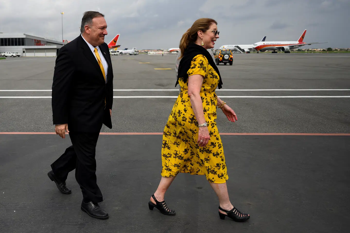 Det har vakt forundring, at USA's udenrigsminister, Mike Pompeo, på sine rejser rundt i verden, ledsages af sin kone, Susan. Hun har ingen officiel rolle i USA's regering. Her i Luanda lufthavn i Angola i februar. Pool/Reuters