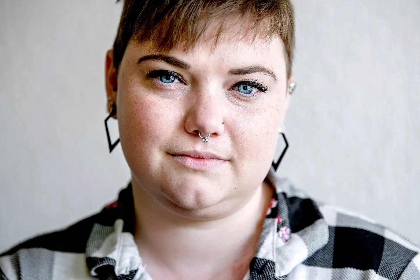 Johanne, 25 år, læser til dagligt på Københavns Universitet, men corona-nedlukningen og et brækket kraveben har isoleret hende i den lille ungdomsbolig i Albertslund, og det har været hårdt for psyken.