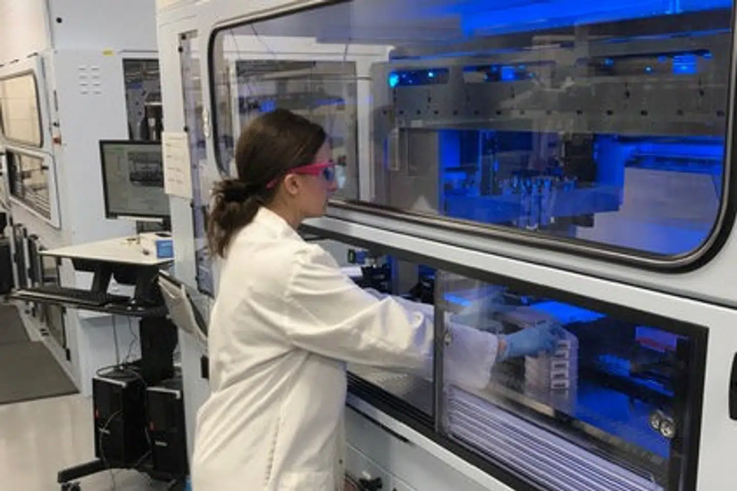 I Kina bliver fem potentielle vacciner mod Covid-19 afprøvet i forsøg med frivillige personer, og flere er på vej, oplyser landets sundhedskommission. Foto er fra et forskningslaboratorium i USA, hvor flere medicinalfirmaer også forsøger at komme først med en vaccine. Pfizer/Reuters