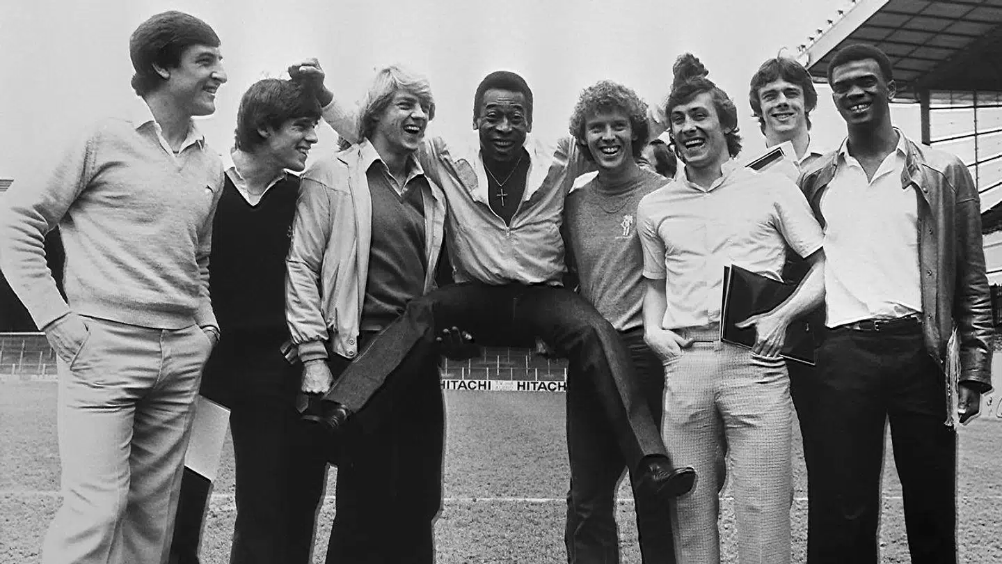 Kenny Sansom nummer tre fra højre. Pele i midten.