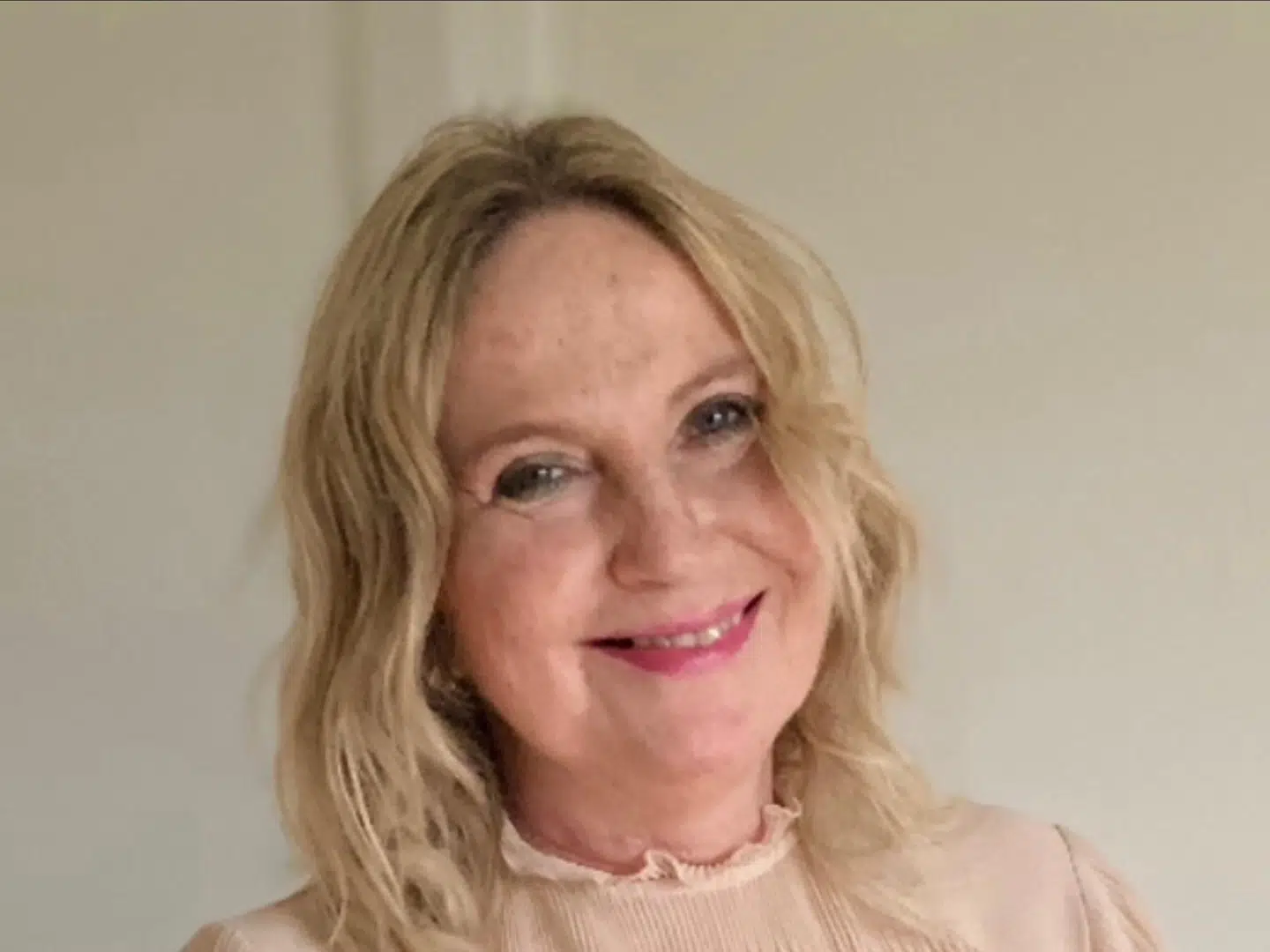 51-årige Bettina Larsen er bange for at blive smitte med covid-19. Derfor er hun gået i frivillig isolation i sit hjem i Nyborg.