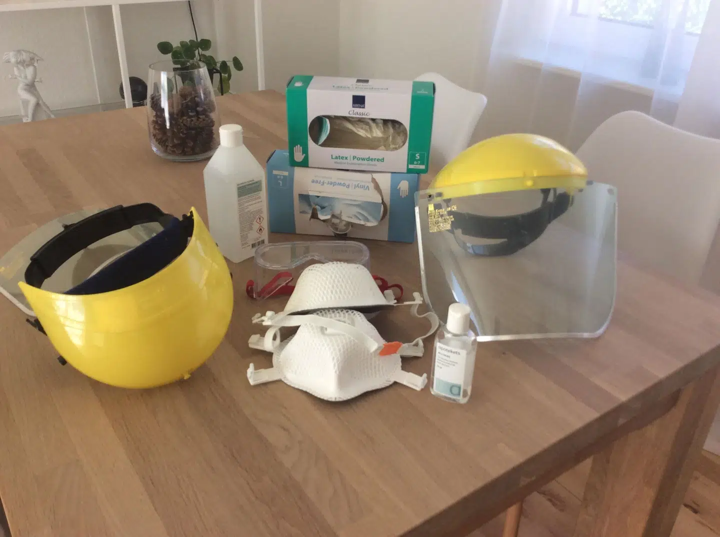 Et udsnit af det beskyttelsesudstyr Bettine Larsen har købt for at sikre sig selv og sit helbred.