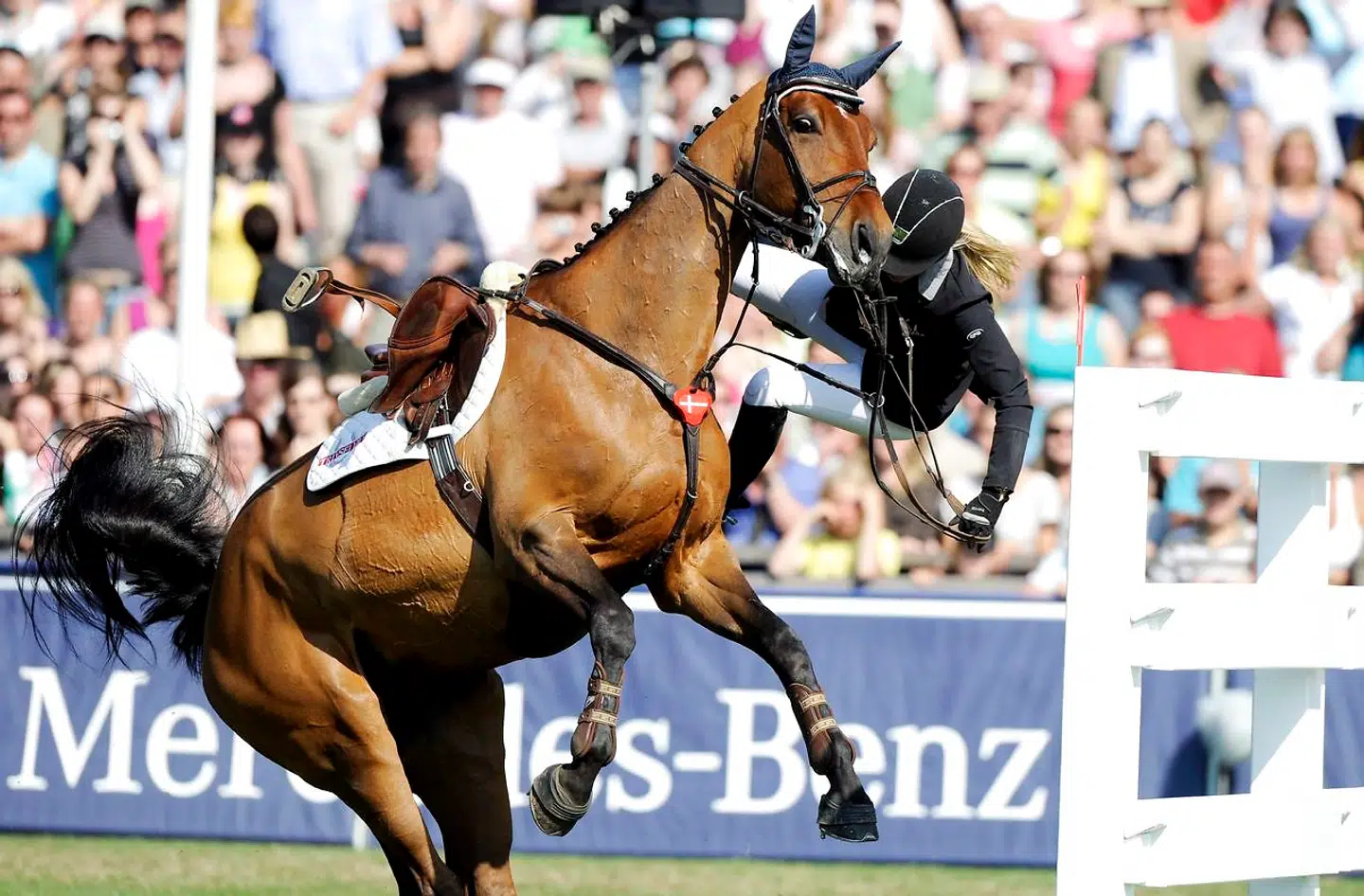 Så vildt ser det ud, når Tina Lund falder af hesten. Her ved et stævne i 2009.