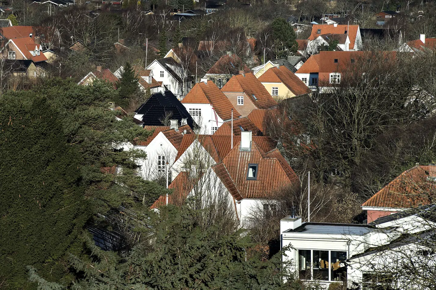 Partierne bag boligskatteforliget har fredag indgået en aftale om at lette ejendomsværdiskatten allerede i 2021. Samtidig skal grundskylden stige mindre end ellers forudsat fra 2021 til 2024. (arkivfoto) Henning Bagger/Ritzau Scanpix