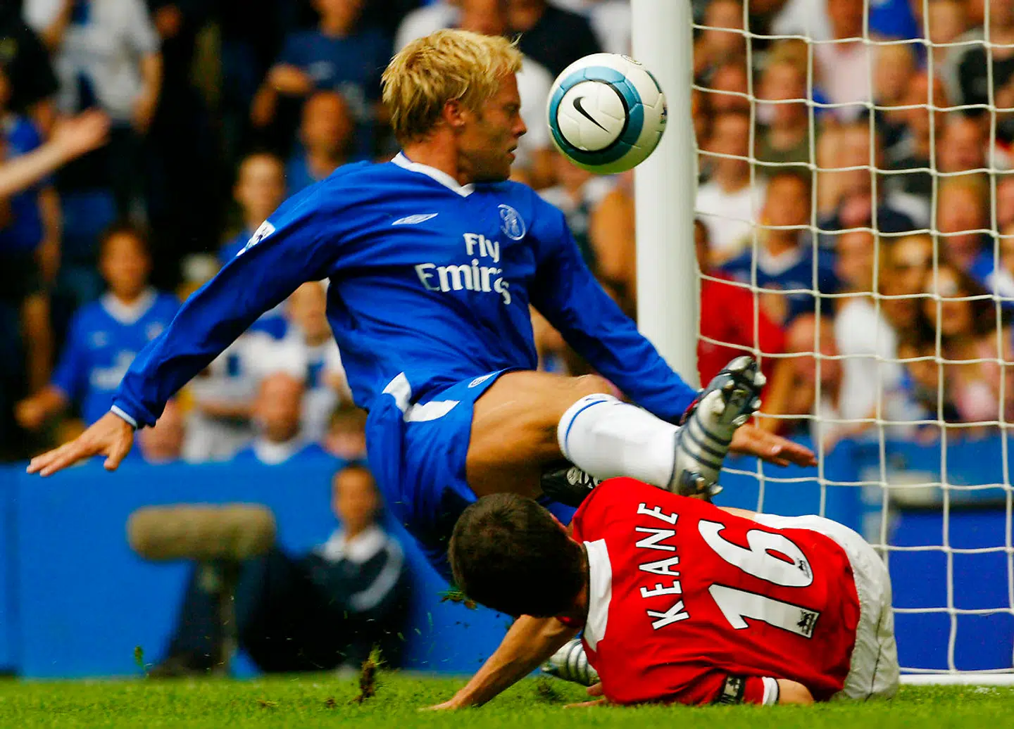 Roy Keane var kendt for sine brutale taklinger. Her er det Chelseas Gudjohnsen, der får kærligheden at føle