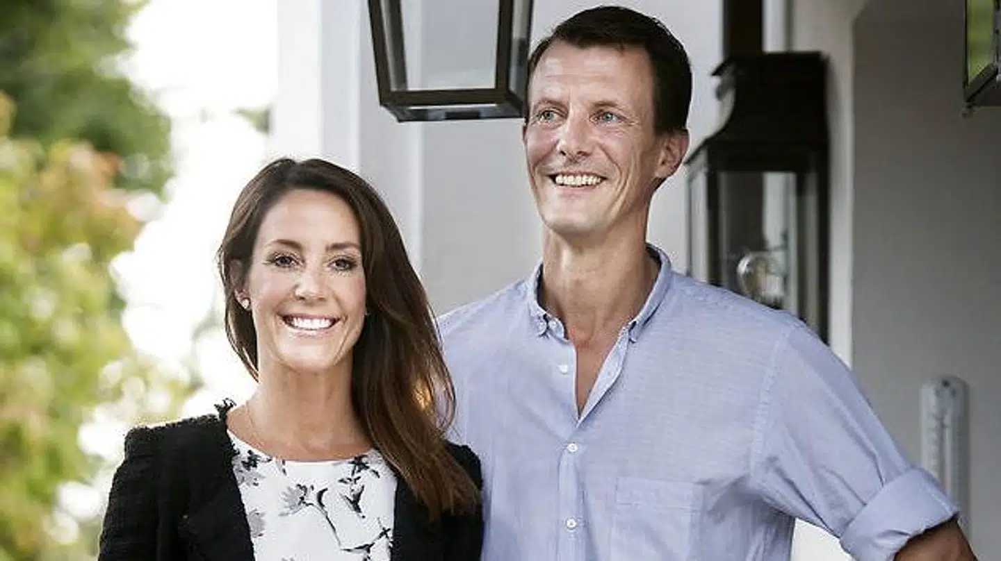 Prinsesse Joachim og prinsesse Marie foran deres villa i Klampenborg.
