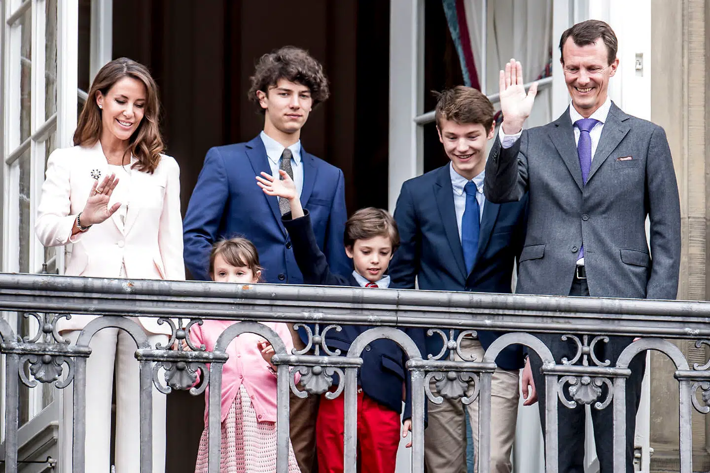 Prinsesse Marie og prins Joachim er efter et syv ugers ophold i Danmark taget tilbage til Paris.