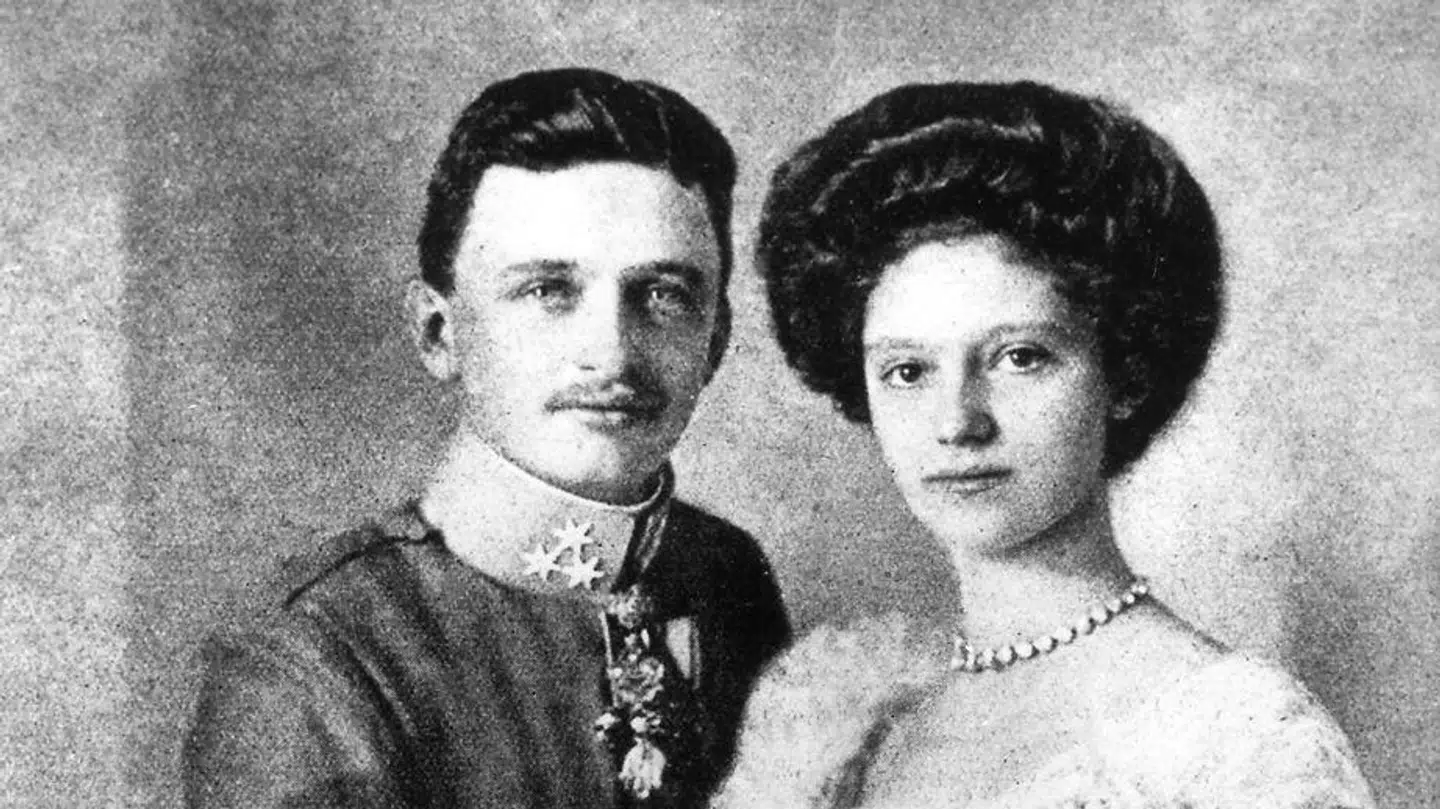 Her ses Karl den første af Østrig sammen med sin kone, prinsesse Zita de Bourbon-Parme. Oldeforældre til Maria Singh, fra hvem hun havde sine royale aner. .