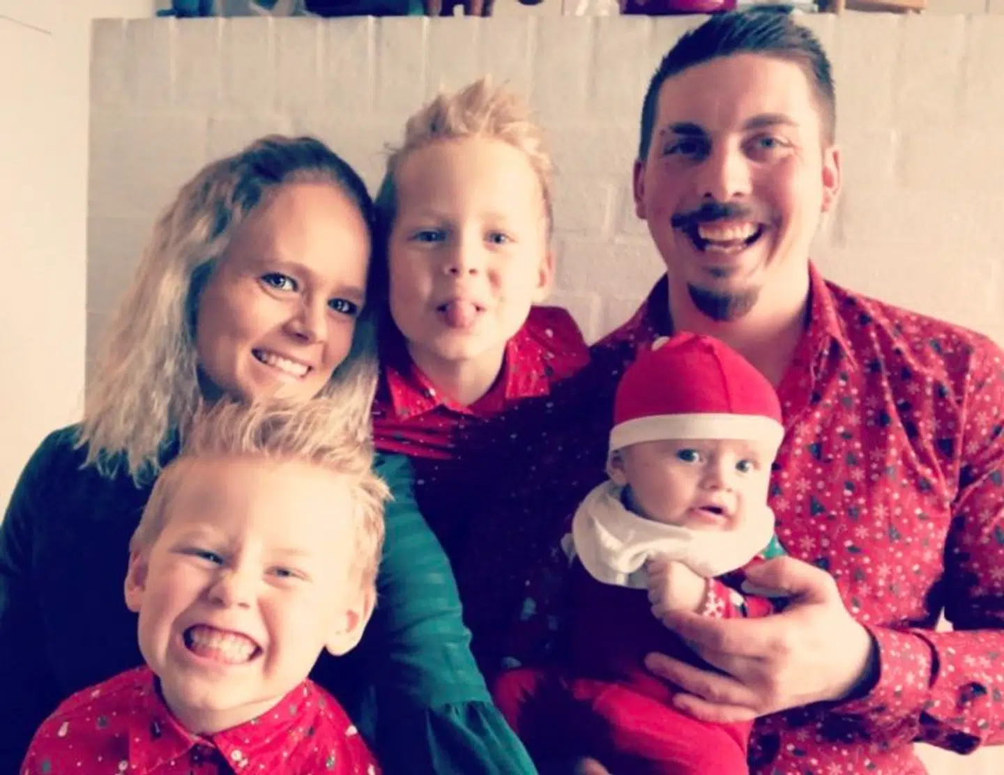 Sanne og Patrick med deres fælles søn på 6 måneder samt Sannes to sønner fra et tidligere forhold. (Foto: Privat)