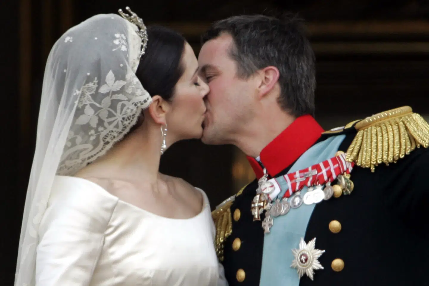 Sådan så det ud for 16 år siden, da kronprins Frederik giftede sig med australske Mary Elizabeth Donaldson, som trådte ud af  Københavns Domkirke som kronprinsesse af Danmark. (Arkivfoto) Wolfgang Rattay/Reuters