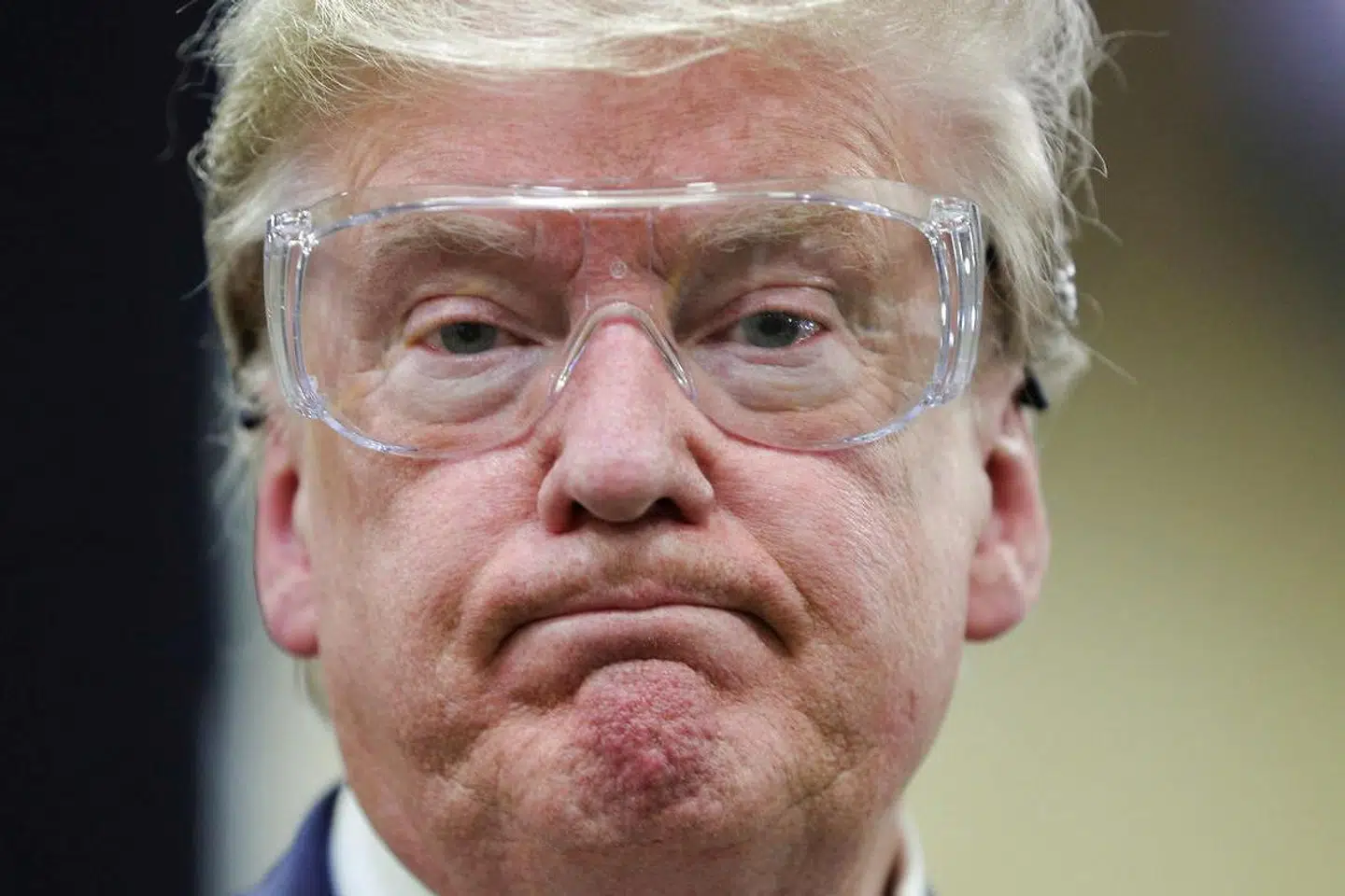 Ingen maske til Donald Trump. Her bærer præidenten sikkerhedsbriller under et besøg på en maskefabrik i staten Arizona.