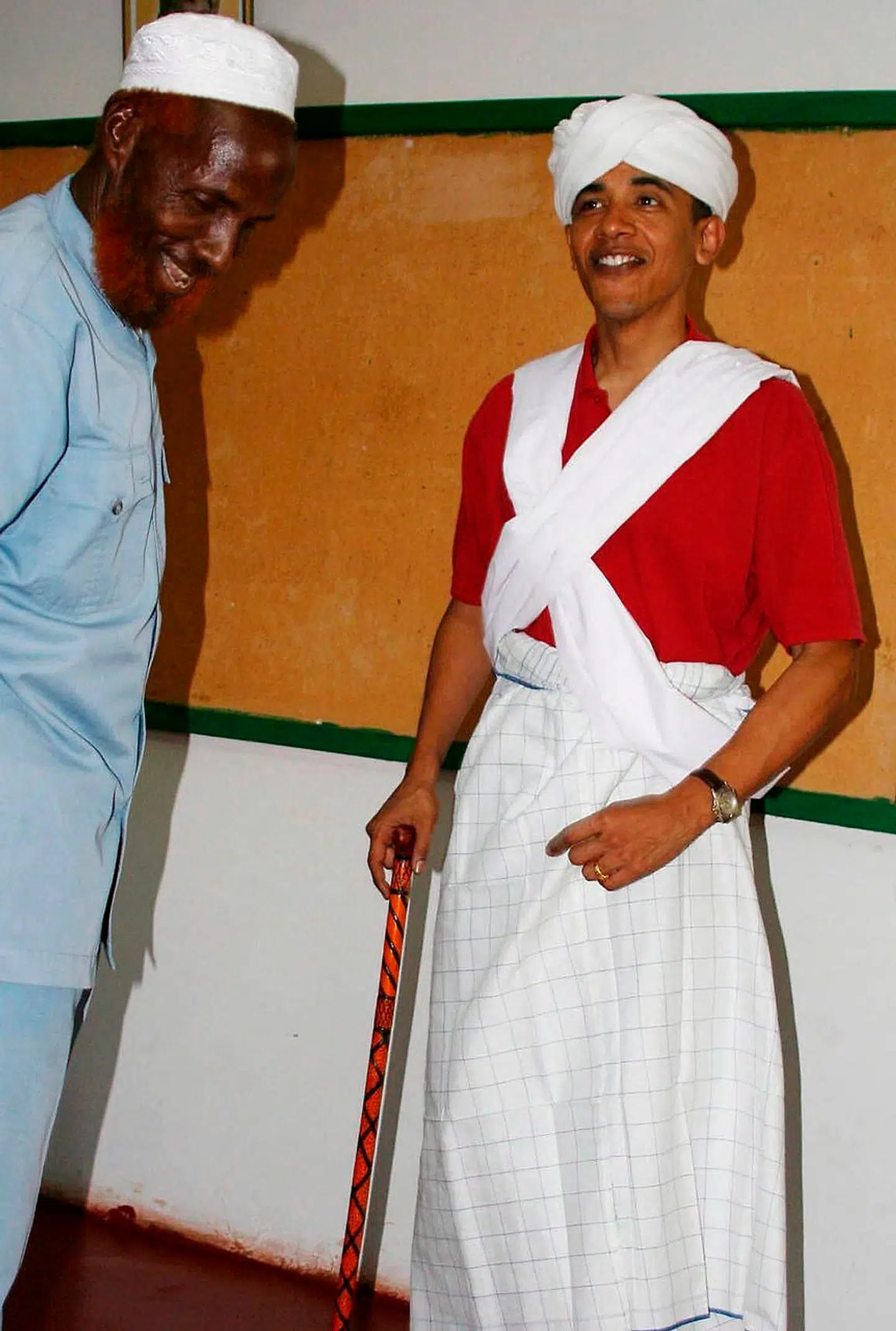 Dette foto fra Kenya 2006 havde nær kostet Barack Obama præsidentvelget i 2008. Senatoren fra Illinois klædte sig blot i den lokale dragt.
