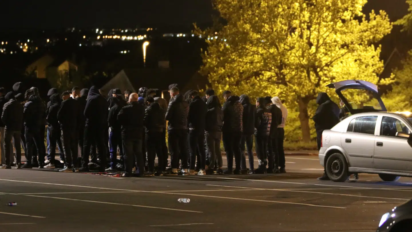 Over 30 personer samlet til fællesbøn på en parkeringsplads i Gellerup, Aarhus. Foto: Øxenholt Foto