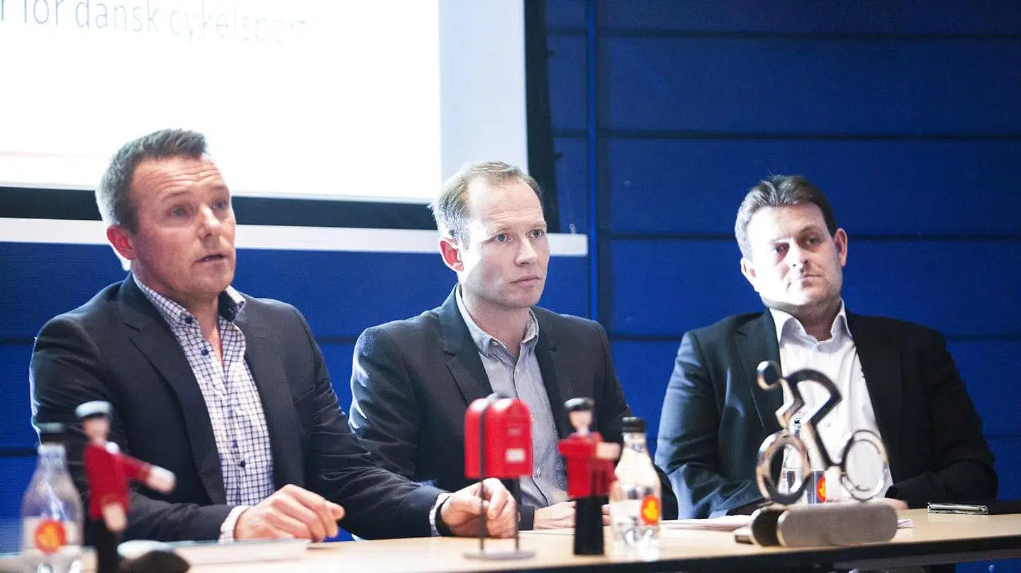 Martin Elleberg Petersen (i midten) fortæller, at Danmarks Cykle Union er hårdt ramt på økonomien som følge af coronakrisen.