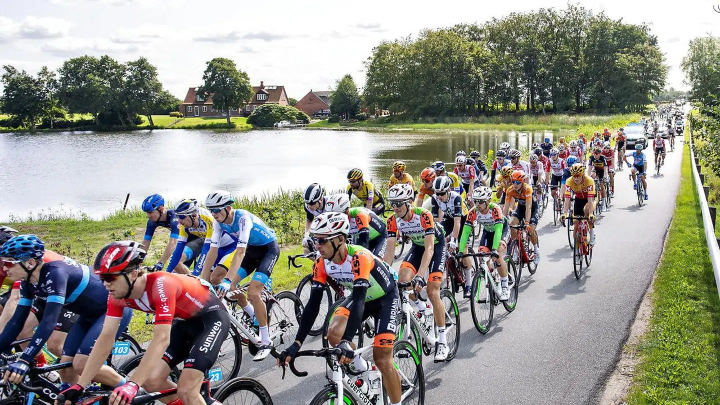 Feltet i cykelløbet PostNord Danmark Rundt ses her ved Tange Sø, onsdag 21. august 2019.